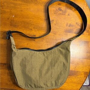 Medium Crescent Baggu (old strap length)